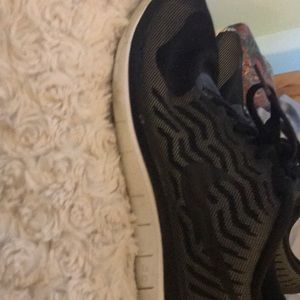 Nike Shoes - cute nike free runs! Nike Shoes - cute nike free runs!